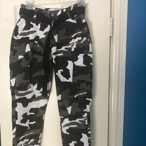 Camo pants with side pockets and elastic bottom